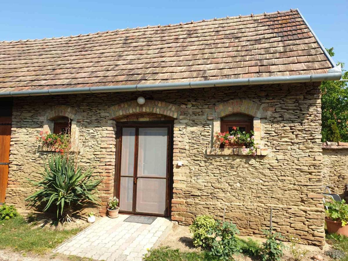 Kis Haz Apartman Zalacsány Exterior photo